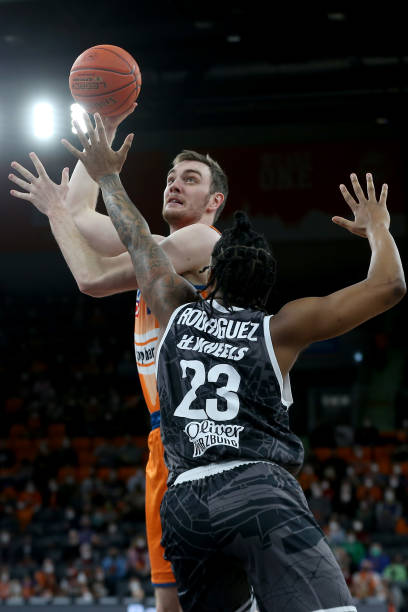 她在这次比 她在这次比